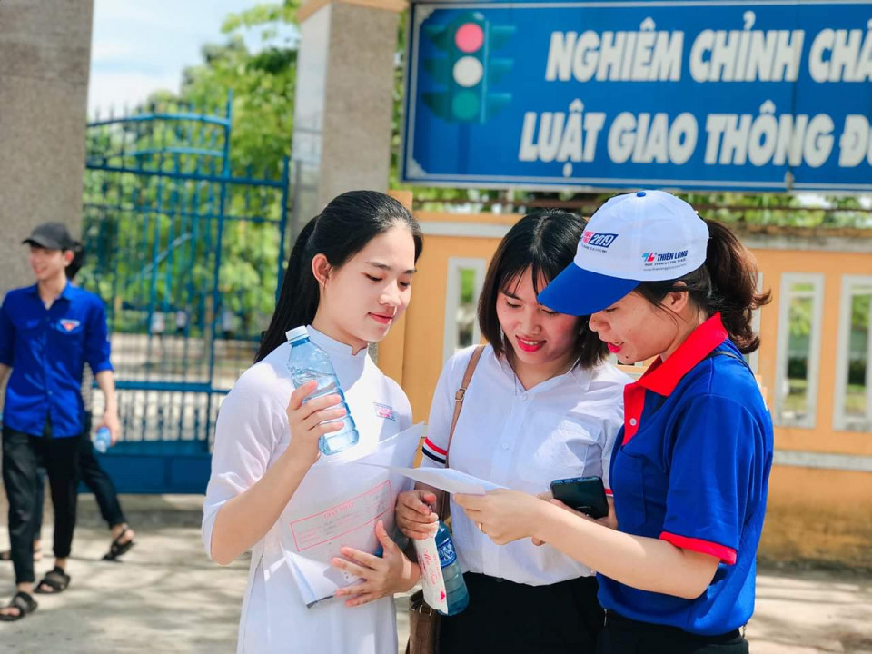 Động viên tinh thần, chia sẻ kiến thức sau khi các em đã hoàn thành bài thi (Ảnh: Phan Đức)